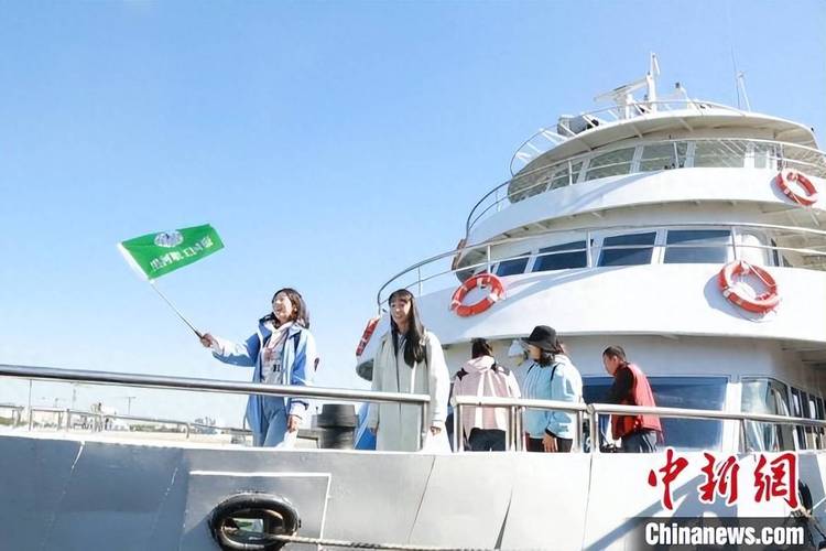 关锁胜 摄中俄互免签证团体旅游业务恢复开展,促使黑河口岸的出入境
